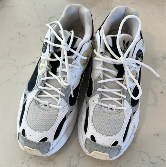 Adidas (WMNS) Astir 'White Black' - Picture 2 of 9